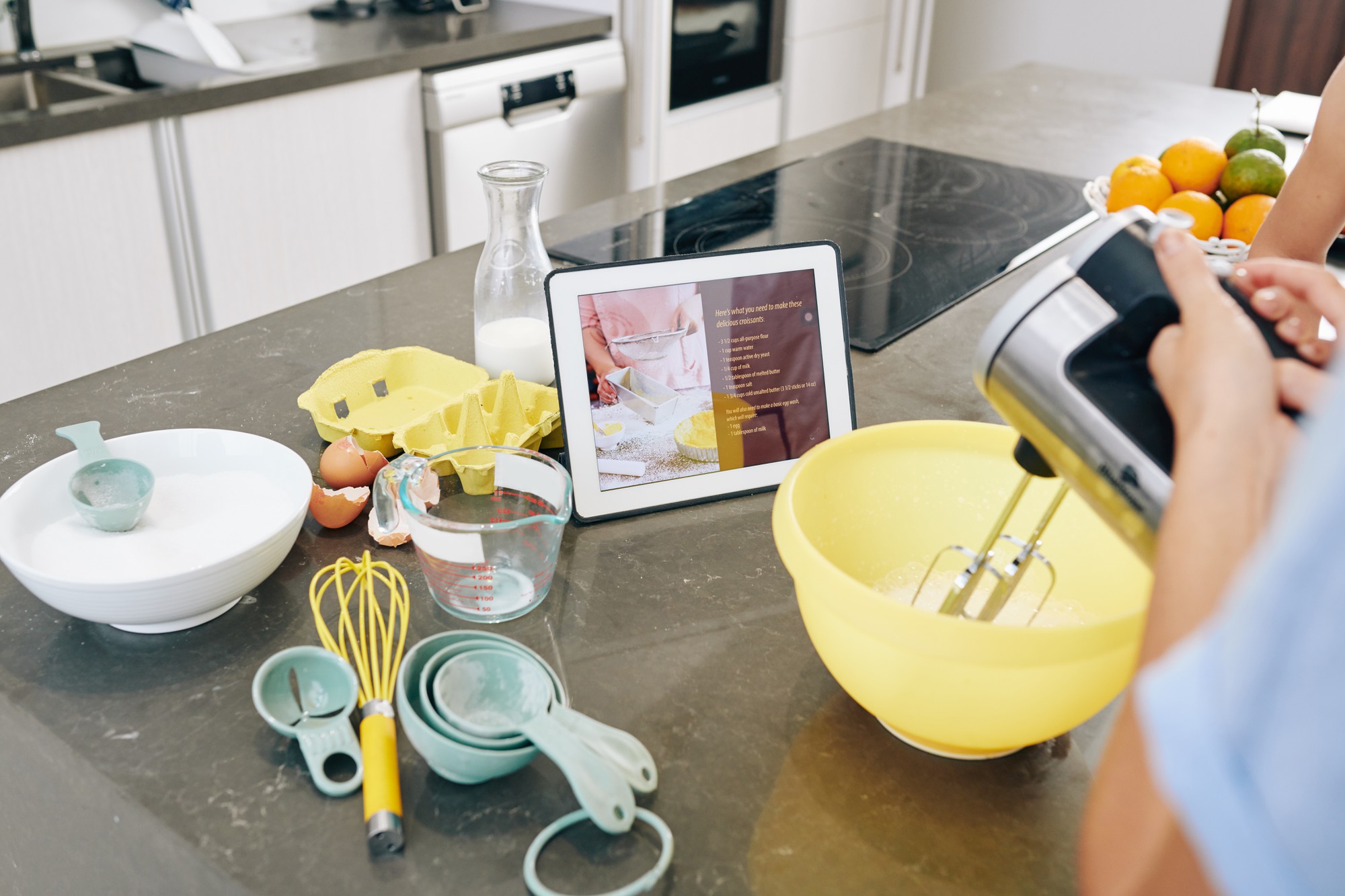 Cucina domestica attrezzata per lezioni online