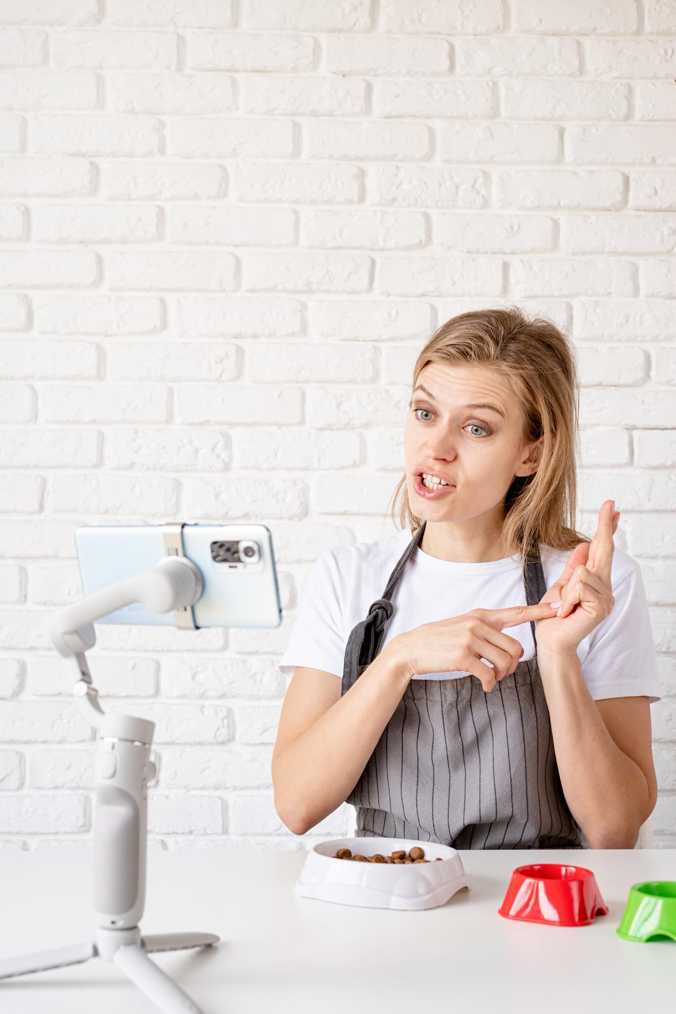 Chef che parla con uno studente via video
